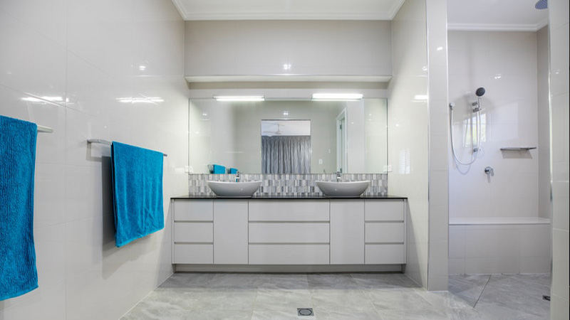 white-bathroom-interior-1-1-1.jpg